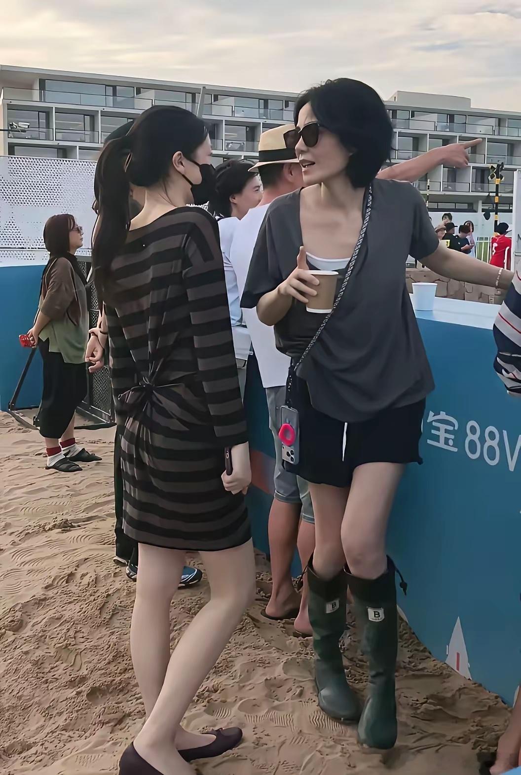 你们发现了吗？王菲真不是一般的大气。原来是有窦靖童的地方就有宋妍霏，如今有王菲的