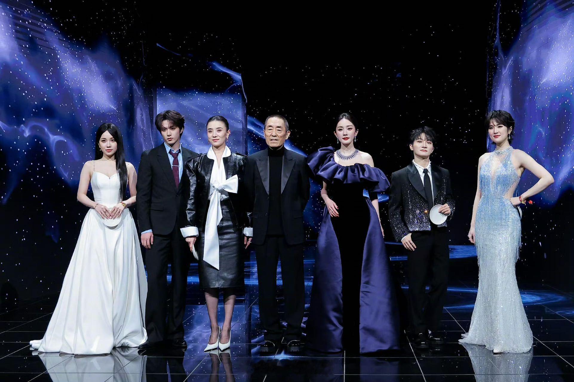 张艺谋把周深夸红温了被行业大佬公开点赞，深深红了脸却没忘了礼貌，这种纯粹的音乐