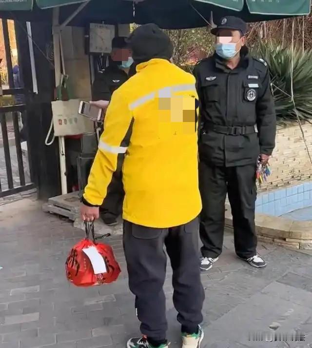 山西太原，一外卖小哥欲骑车进入一鞋城送外卖，因被鞋城一保安大爷阻拦与保安大爷发生