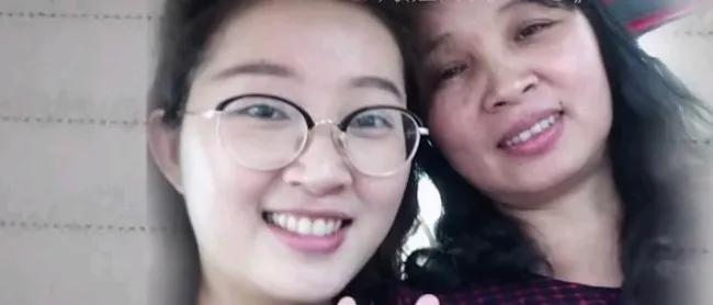 8年啦，如果章莹颖没出事，母女这样亲密的镜头还会上演，令人痛心地是，8年前随着