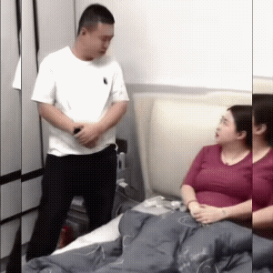 男子说漏嘴了，俩人之间的空气，瞬间就凝固了。不过，接着女子可能就会爆发……看体