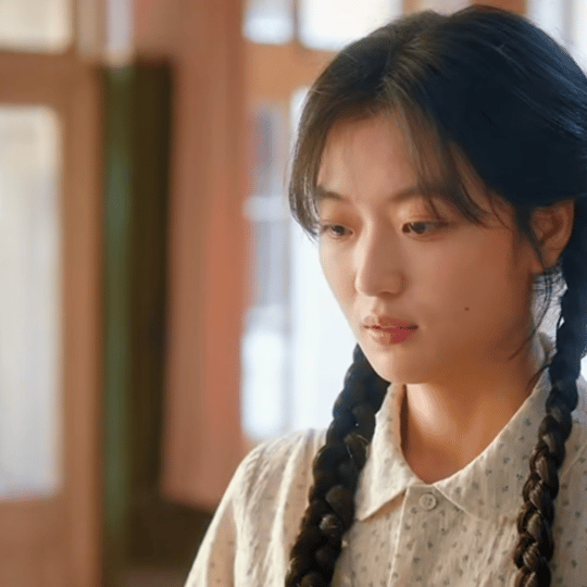 年代版苦尽柑来遇见你这才是年代剧该有的浪漫啊💓，阳光、花海、少年少女，像极了