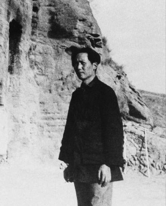 1927年，毛泽东被捕后，押去处死路上，突然对一名团丁说：“老哥，我脚扭了，走不