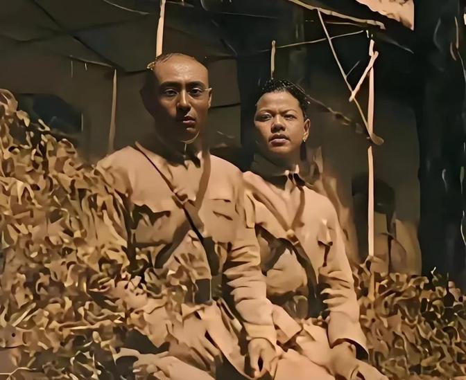 请你停留3秒钟，为这对父子献上一朵鲜花吧！这张照片是父子俩在1938年徐州会战前