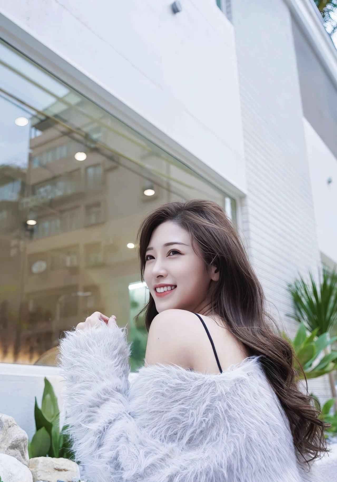 街角的微风，和不经意的回眸，都是温柔的模样