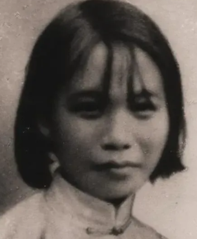 1943年，一位女战士被日军残忍地钉在树上，日军放出一只狼狗疯狂撕咬她，可女战士