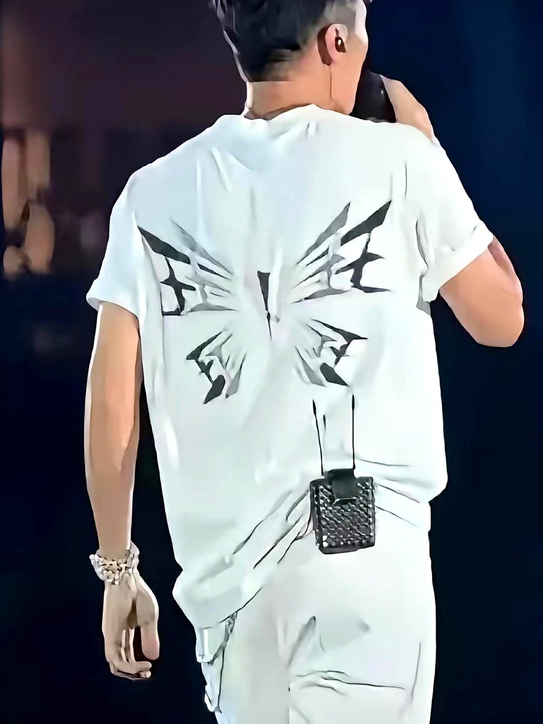 谢霆锋演唱会这身衣服，真不是随便穿的。鸟巢现场，镜头拉近他后背，一只白色蝴蝶