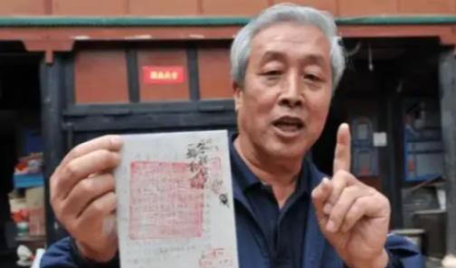 1996年，山西一名中年男子去旧货市场淘书，突然他被旧书中滑落的几张泛黄的纸片吸