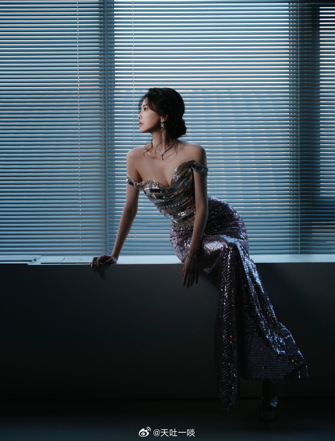 藕粉色抹胸裙、回眸一笑神秘魅惑——白鹿。每日明星美图分享