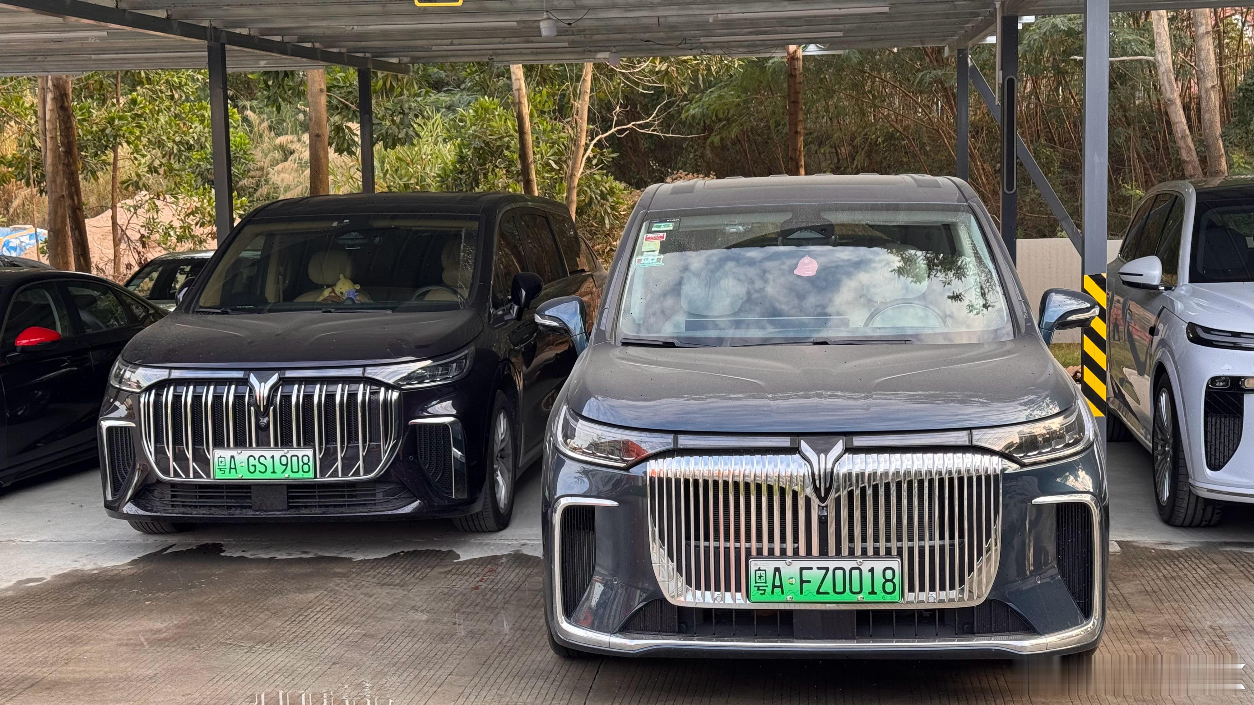 仍在服役的四台岚图同框梦想家迄今仍然是我满足感最高的车款无论是新款还是旧款，一样