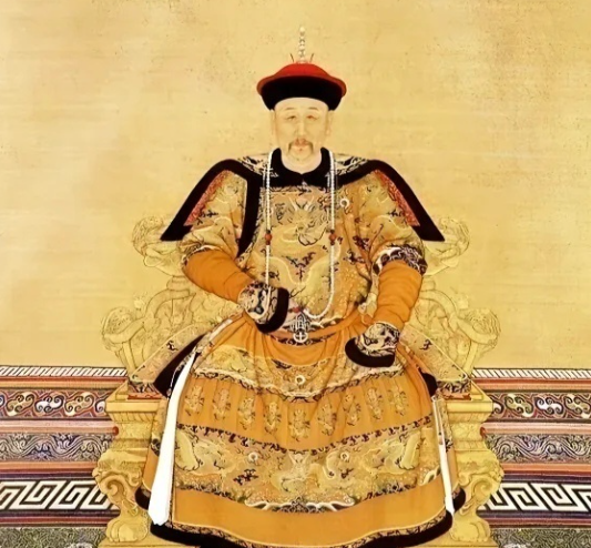 清朝避开了之前王朝所有的坑：​1.没太监干政，明朝毁于太监。2.没外戚干政，