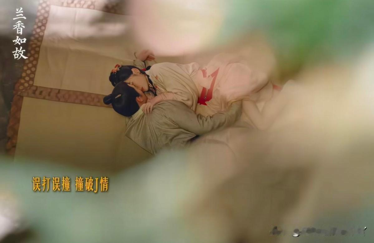 甘肃天水，一名果农去园子修剪果树枝条，看到山坡上生长着几株灰褐色方形叶子的树，像