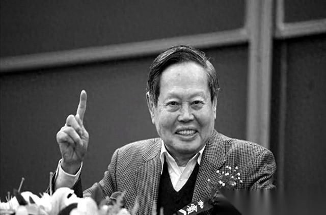 全世界都在议论杨振宁和翁帆,我却只佩服他那个小姨子,杜致廉。真的。这位86岁
