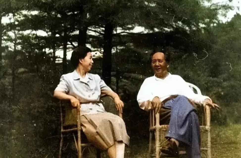这是1961年，毛主席和夫人在庐山树下的合影，看的出来，主席整个人身心放松，精神