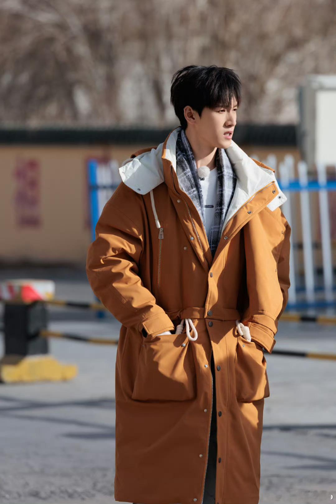 被孟子义李昀锐的多巴胺像素风大片狠狠戳中！撞色搭配活力拉满，把春天的灵动都拍出来