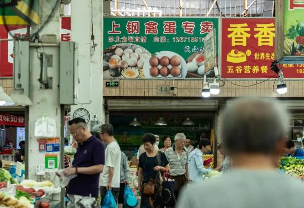 纽约时报中文网7月21日写道：“中国是世界上鸡蛋消费量最大的国家之一，数据显示，