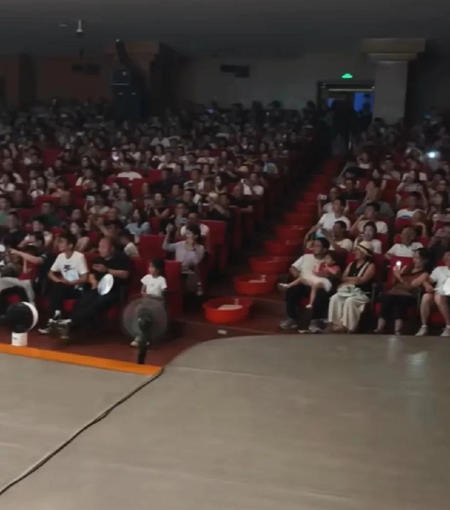 曹云金真的火了。在咸阳的商演，因为剧场空调坏了，曹云金打算退钱取消演出。没想到主