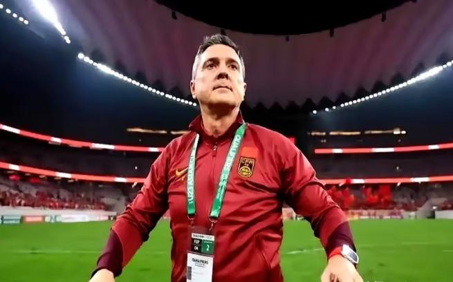 这个安东尼奥头脑是有点东西的，对方主教练和国内媒体都认为中国队要继续苟着踢的时候