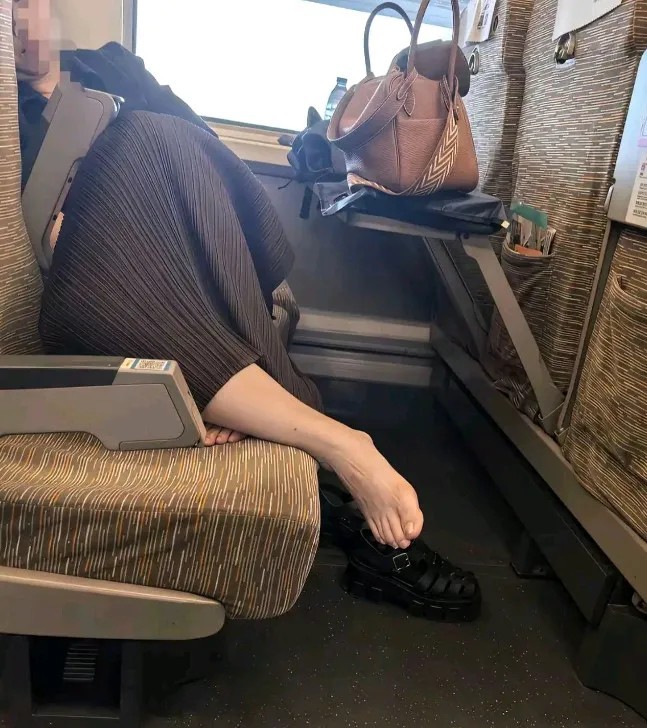 高铁上拖鞋睡，臭死我了，我该怎么办？