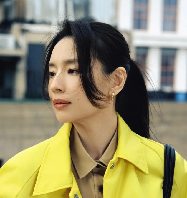 45岁的董洁高调晒出了视频可是字里行间却透露出了焦虑和无奈，甚至吐槽起了自己的