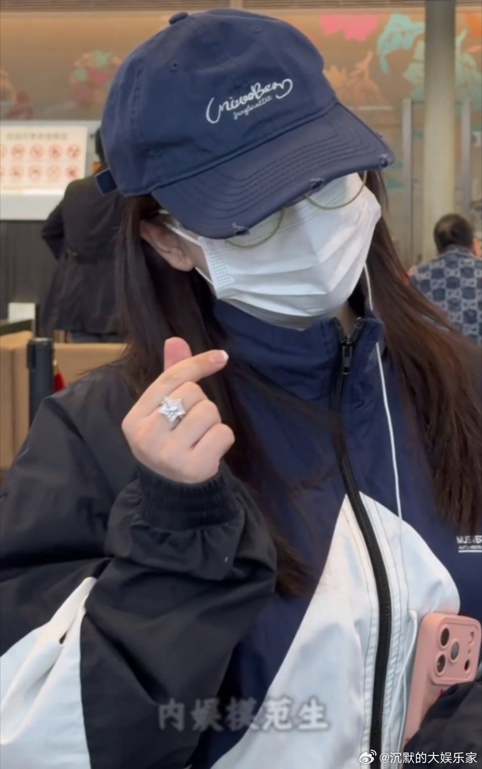 阚清子和老公一同现身机场相信每个家庭都是满怀期待迎接新的生命，无论真假，都不应该