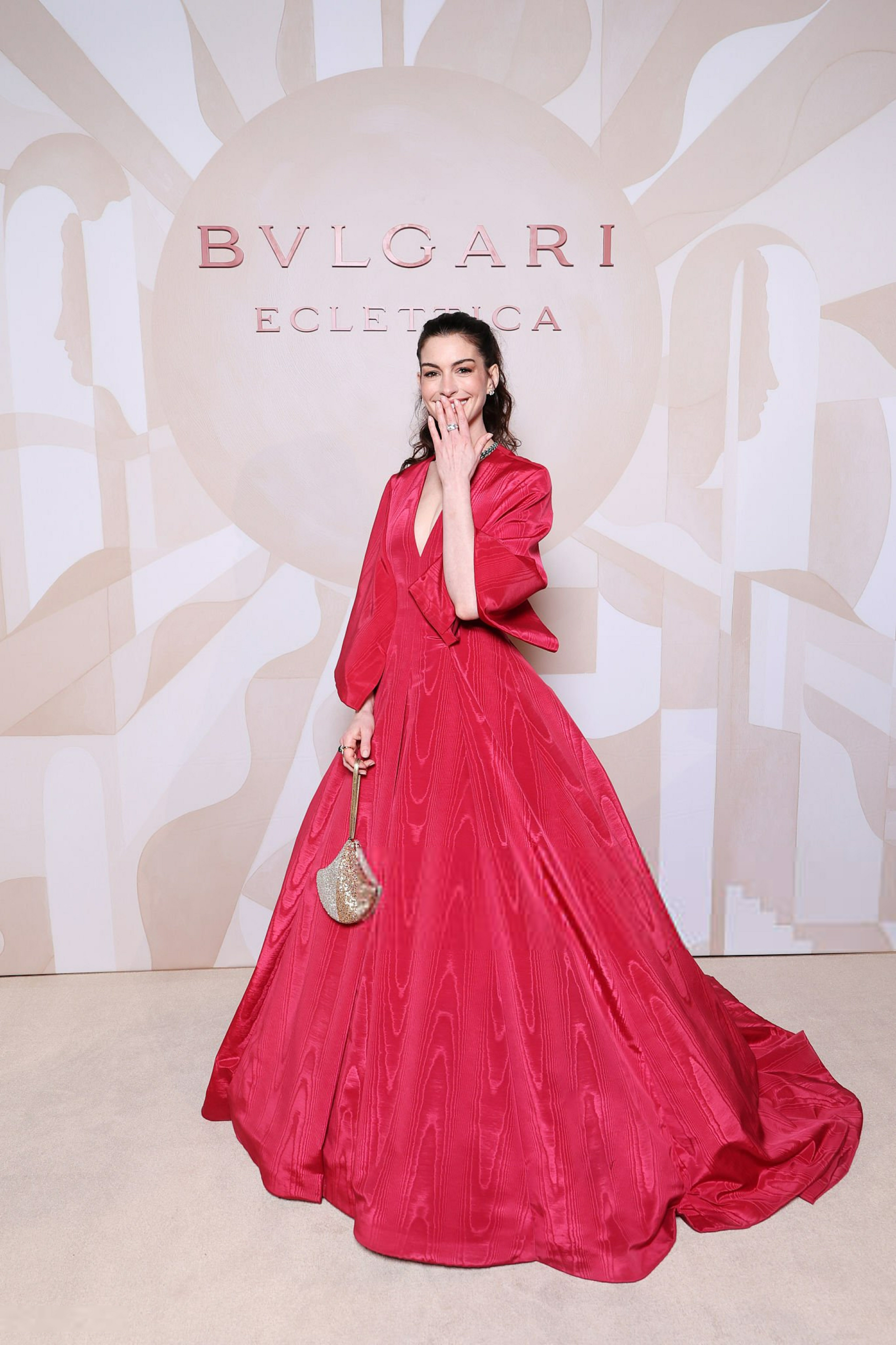 太美了！安妮海瑟薇惊艳红裙新造型亮相！期待来中国宣传穿普拉达的女王2~~