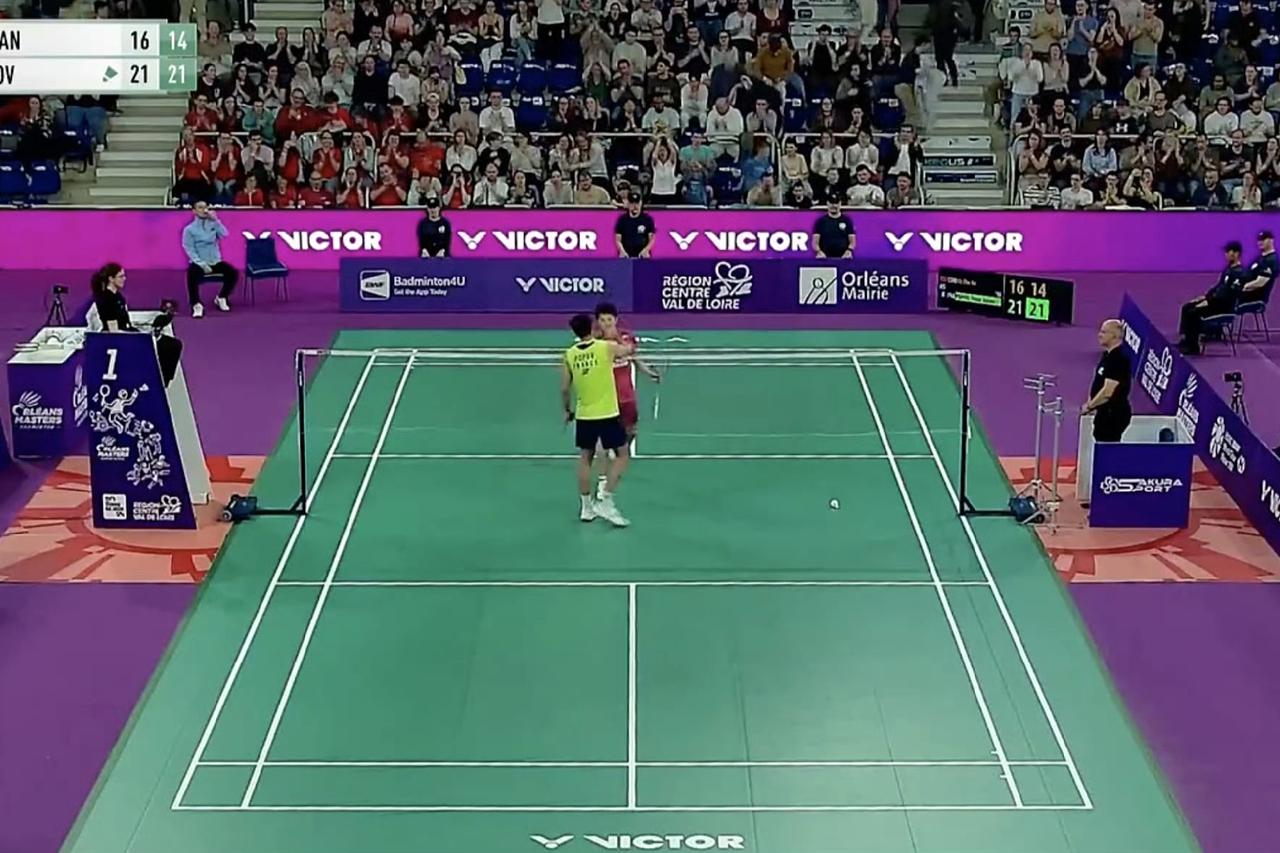 胡哲安两局16-21、14-21输给大波波夫，无缘奥尔良羽毛球大师赛男单决赛，甚