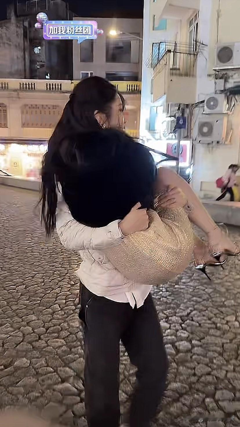 盈公主快四十岁了，这工作量是大呀，晚上九点半还在外面直播，跟纳迪尔逛街。盈公