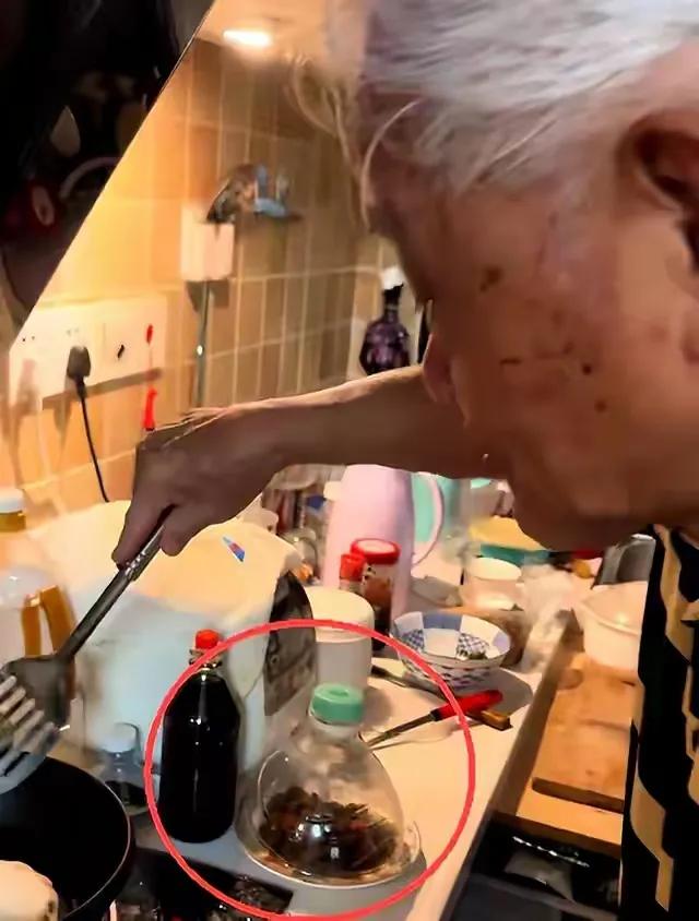 九十多岁老艺术家牛犇不服老，独自一人住养老院，坚持自己做饭吃刷到老艺术家牛犇在