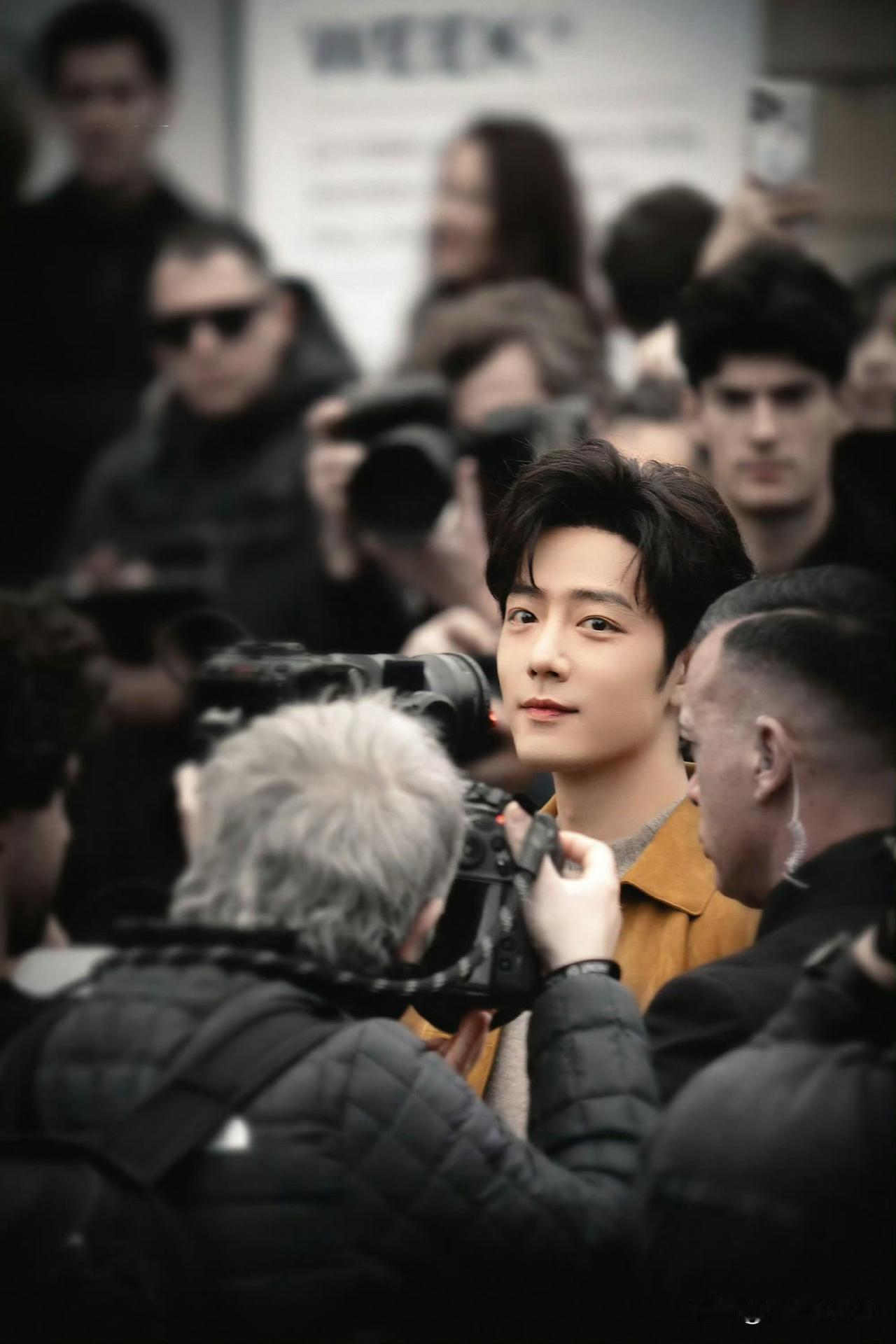 依然从粉丝这边下车，再三给粉丝招手🫳🏻，最好的肖战，最爱他的小飞侠，双向奔赴