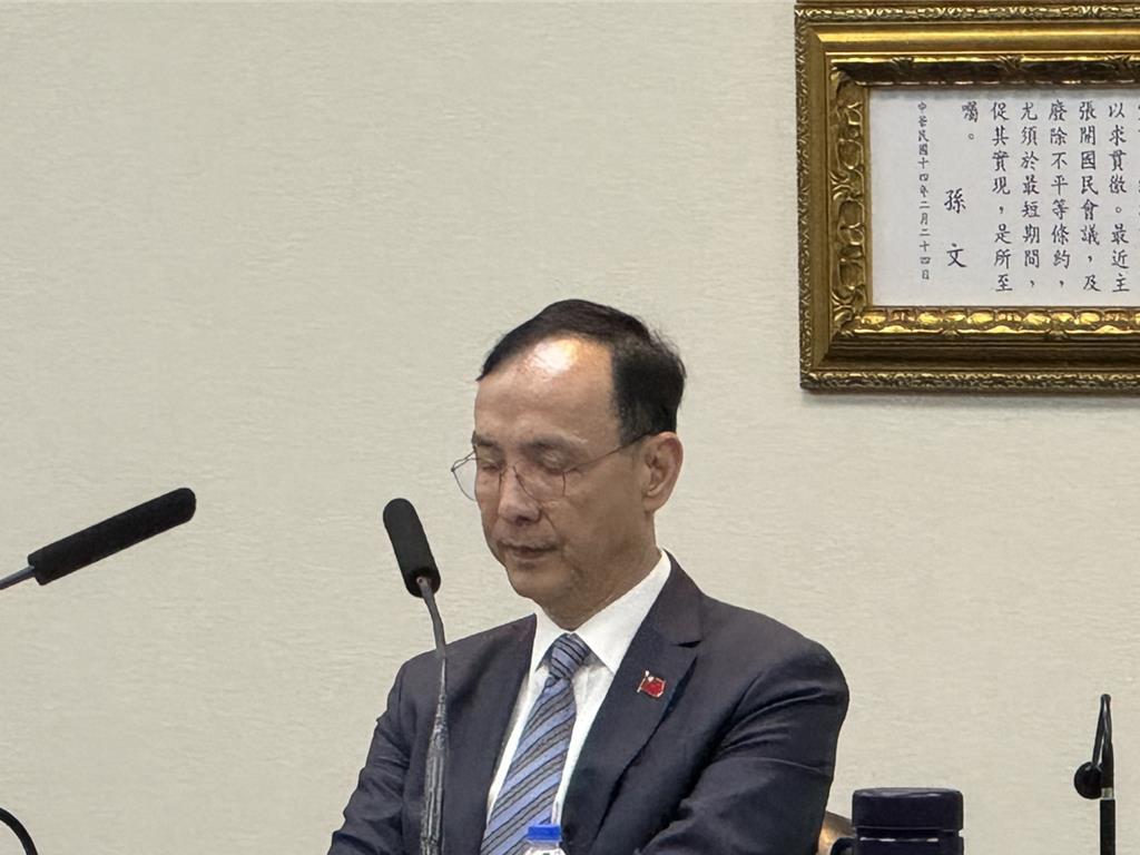 国民党主席选举上周结束，由郑丽文当选，将于11月1日交接。现任党主席朱立伦22日