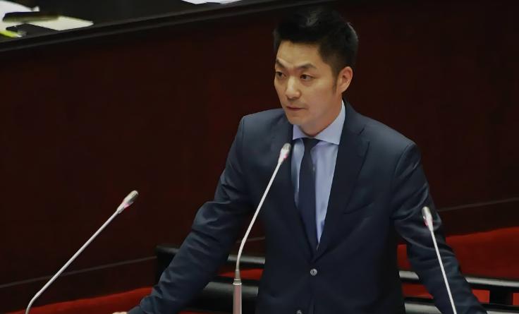 蒋万安的手腕真不是一般的厉害，上午还在那跟郑丽文握手的通稿，下午就直接坐到郑丽文