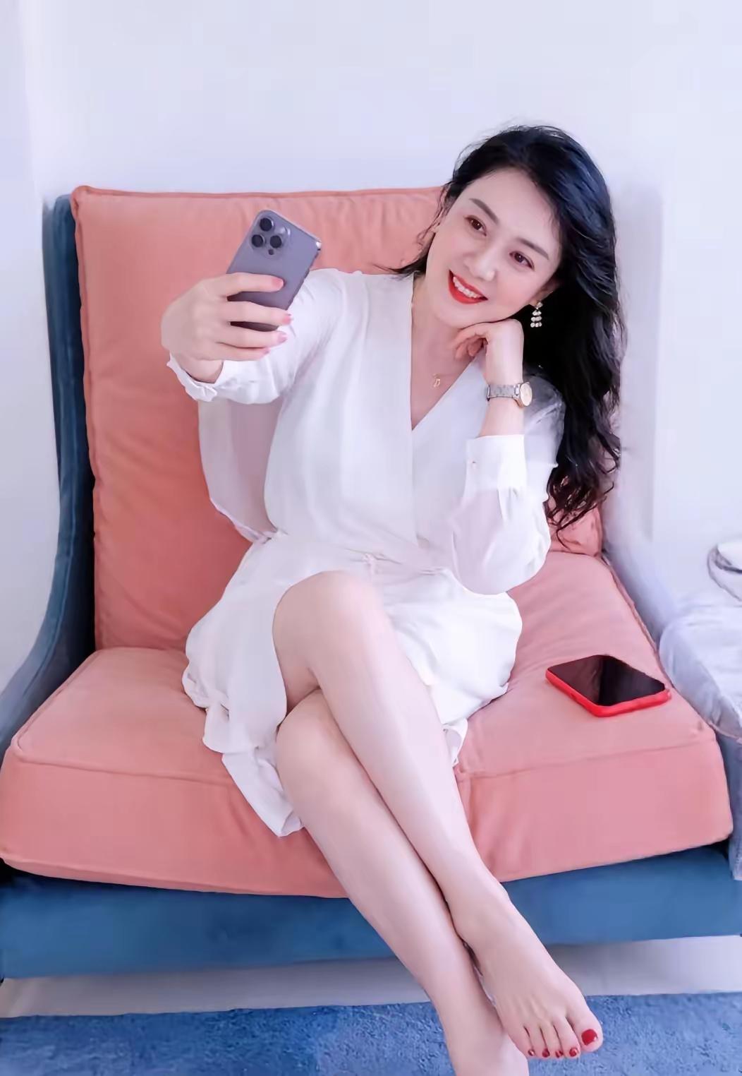 白衣女之所以这么上镜，这么漂亮，这么可爱，就是因为她非常放松，非常自然。