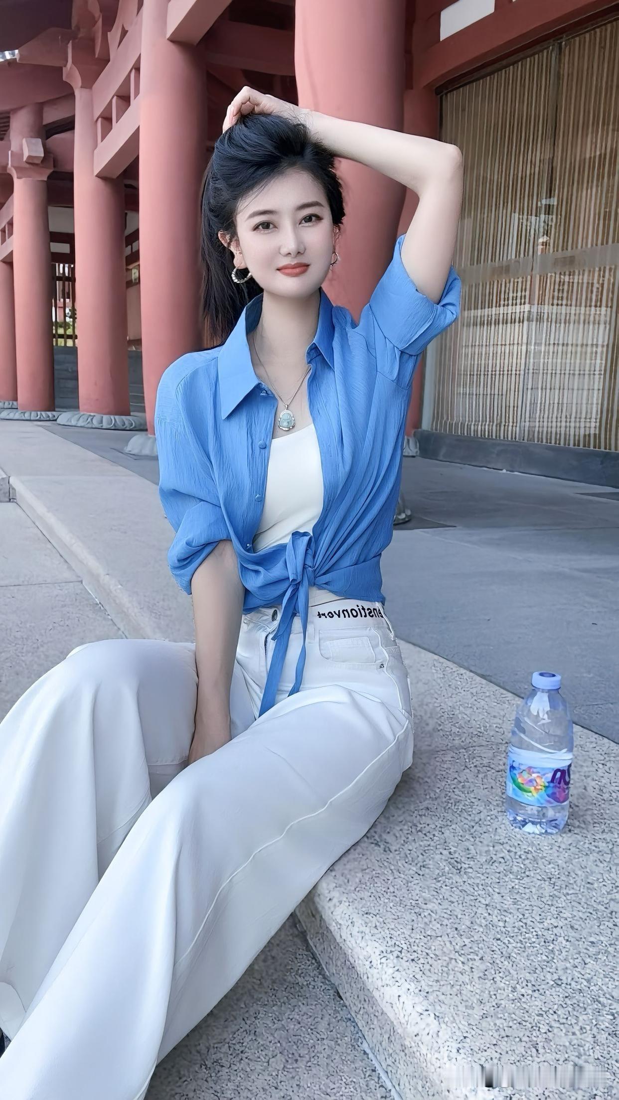 红墙黛瓦间，一抹蓝衣翩翩起，古韵悠然，岁月静好。