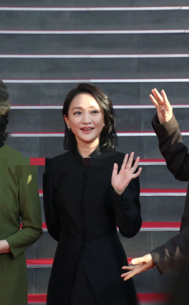 51岁的周迅往釜山红毯上一站，外媒的无滤镜生图直接炸了。没有精修，没有磨皮，眼角的纹路清清楚楚，可偏