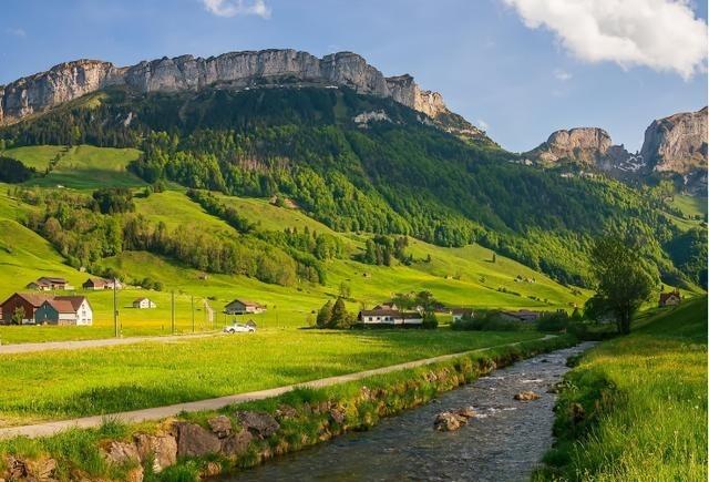 五一即将到来，社会上提前出现三个反常现象，风向彻底变了！有趣的是，今年国内旅