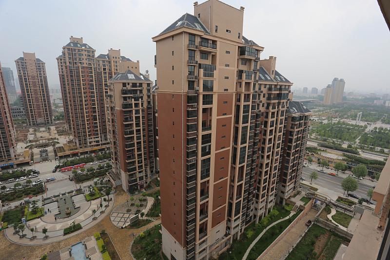 小王在郑州买了套140多平的大房子，小区地段挺好，离上班地方五公里，不远不近。每