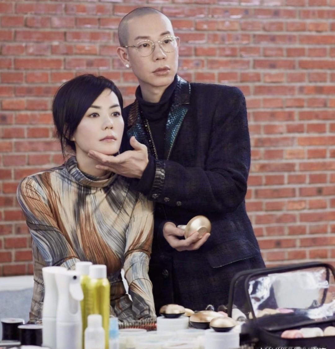 王菲一张脸，能封神，全靠张叔平那支笔。演唱会前一晚，他拿遮瑕当画笔，三点两下，