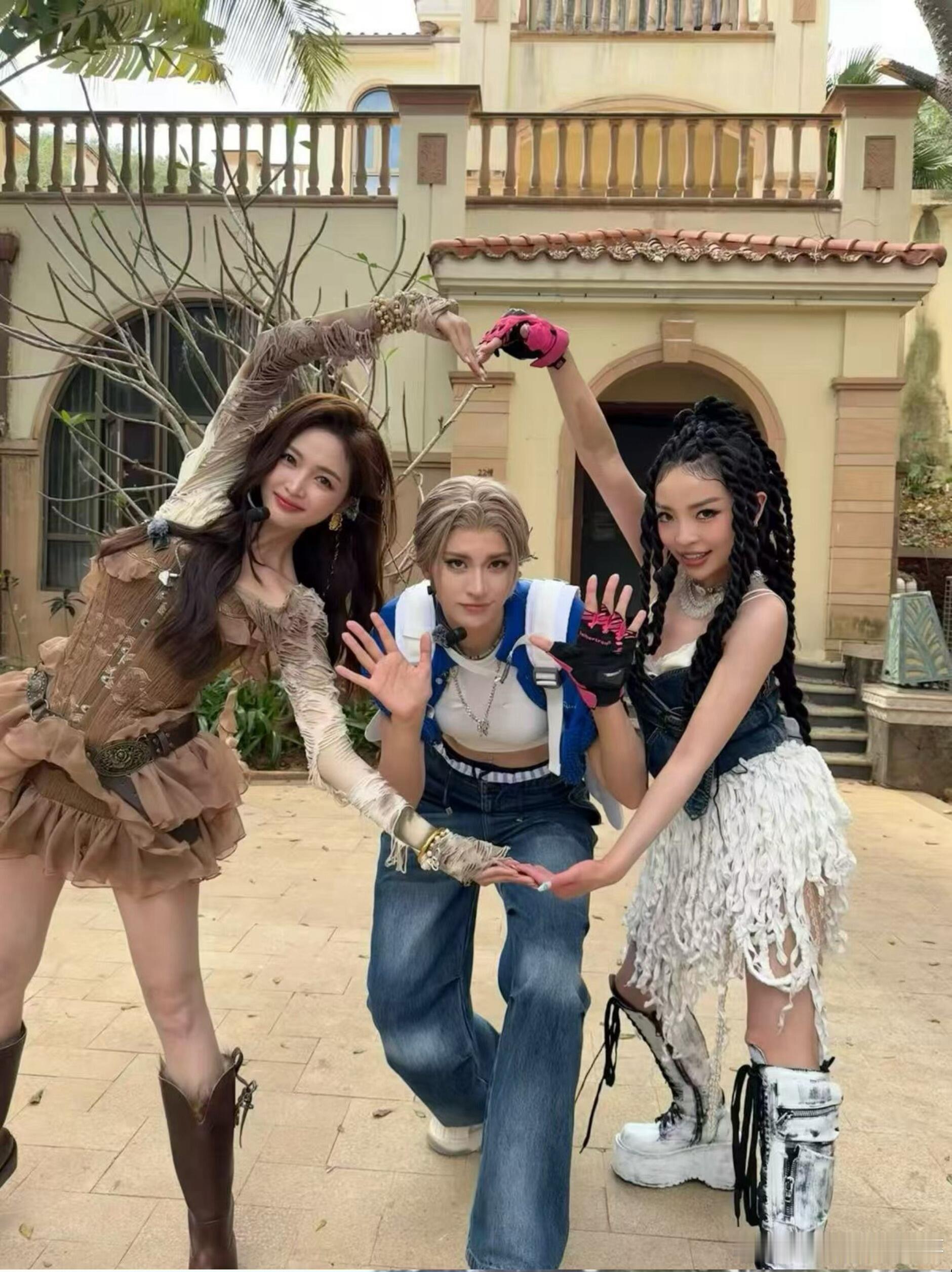 吴宣仪考古之浪姐幕后罕见照片好怀念去年累并快乐着的宣仪吴宣仪｜乘风2025｜乘风