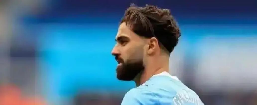 你以为曼城靠砸钱买巨星赢球？错了——他们从不抢转会市场的顶流，却能把英超冠军拿