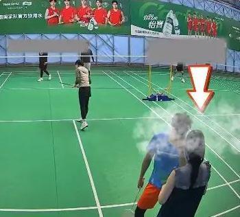 【知名主持人称朋友险遭借热点充话费诈骗】上海主持人陶淳称，他与朋友打羽毛球时，一