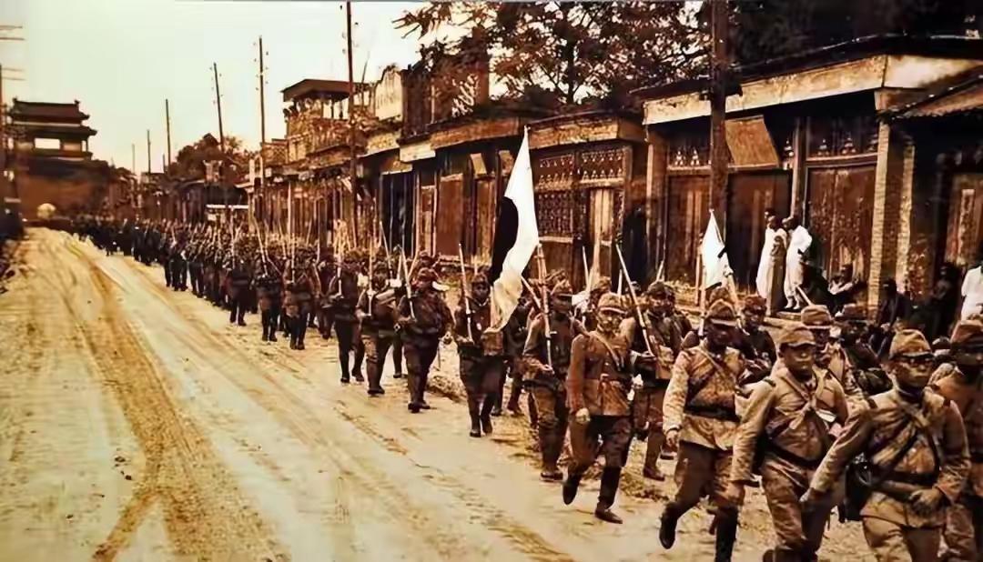 1949年夏天，东北的铁路线上，一列列军列缓缓驶出，车上坐着整装待发的三万将士。
