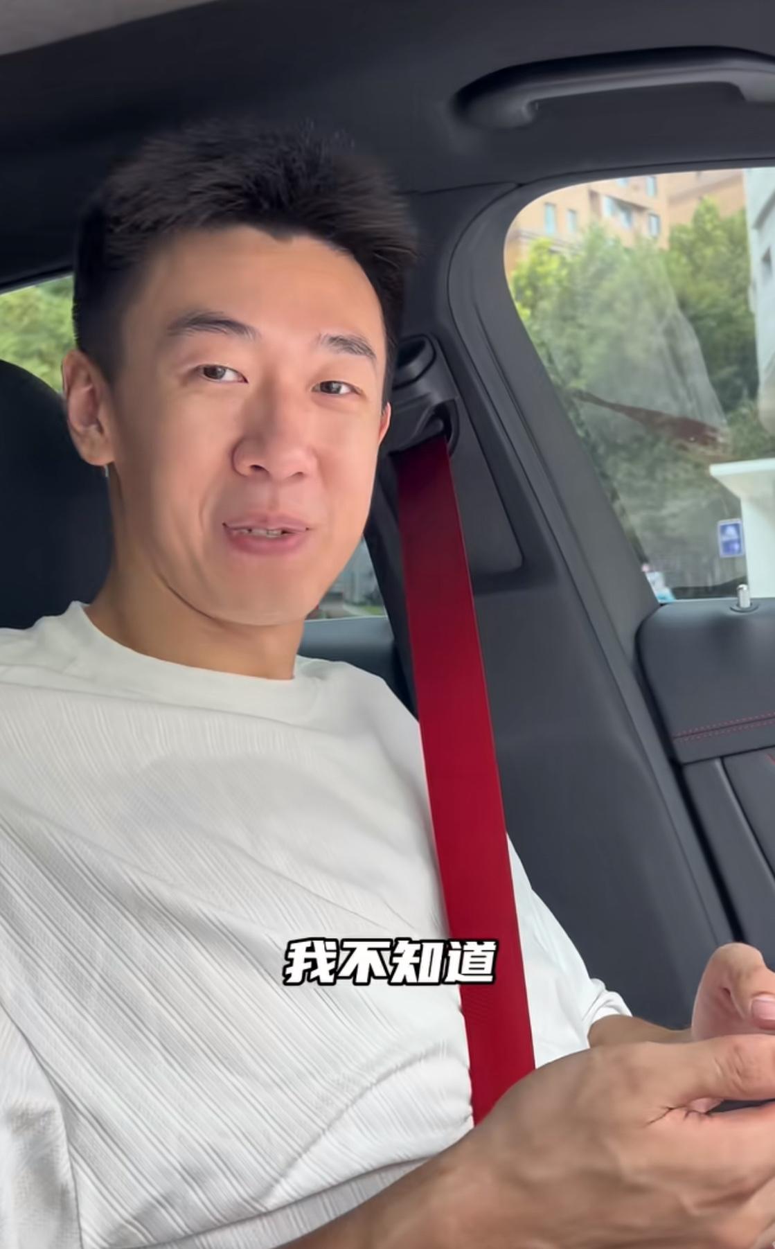 王少杰在河北老家悠闲品尝特色美食，竟说自己不知道被交易到江苏肯帝亚的事情，并让大