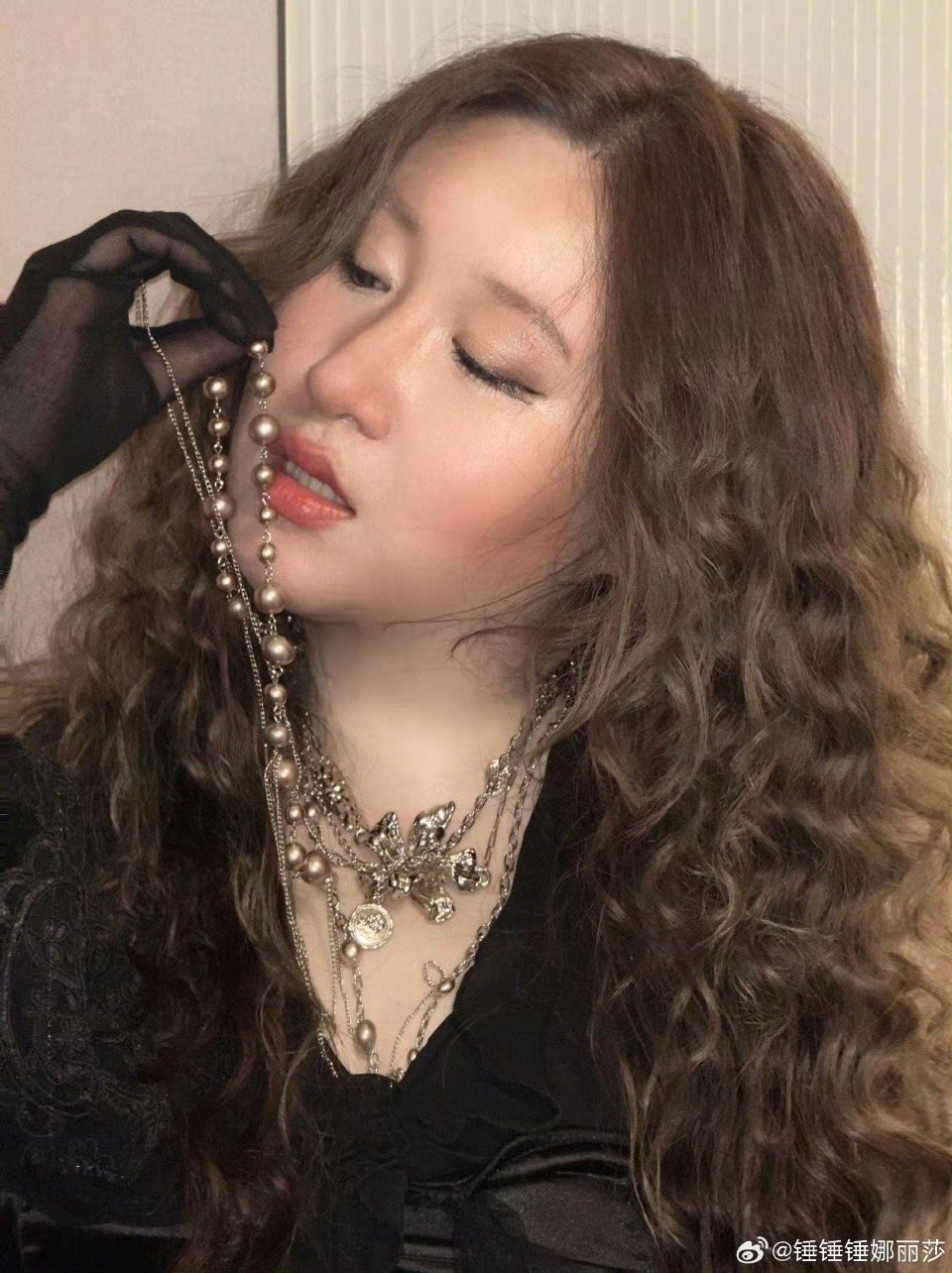 锤娜丽莎烫了泡面头终于get到泡面头的美！她的长发烫完卷度均匀又蓬松，栗棕发色