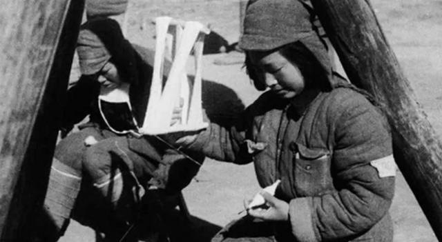 1940年，女八路杨梅被日军抓捕，日军连夜对她用刑，杨梅心想：“为了抗日，死了也