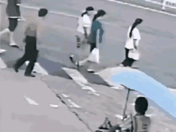 惊呆所有人：这几天，一段街头视频看得人心里发毛！就在一个普通路口，绿灯亮起时，