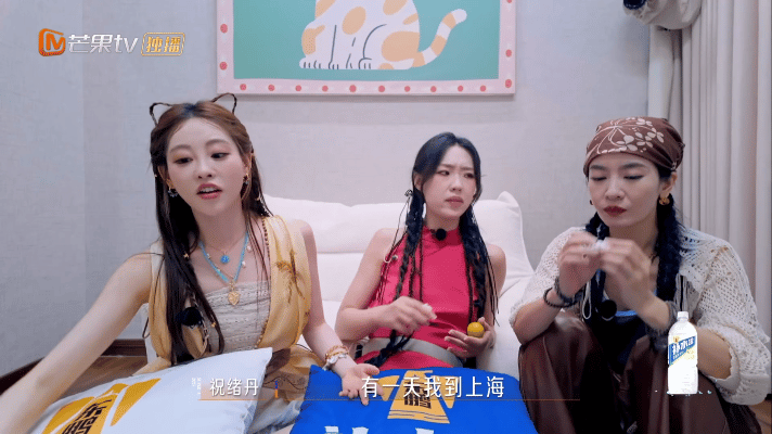 她上综艺怎么总装傻。。。真觉得观众看不出来吗。。。。一副笑着实则内心小心思多多的