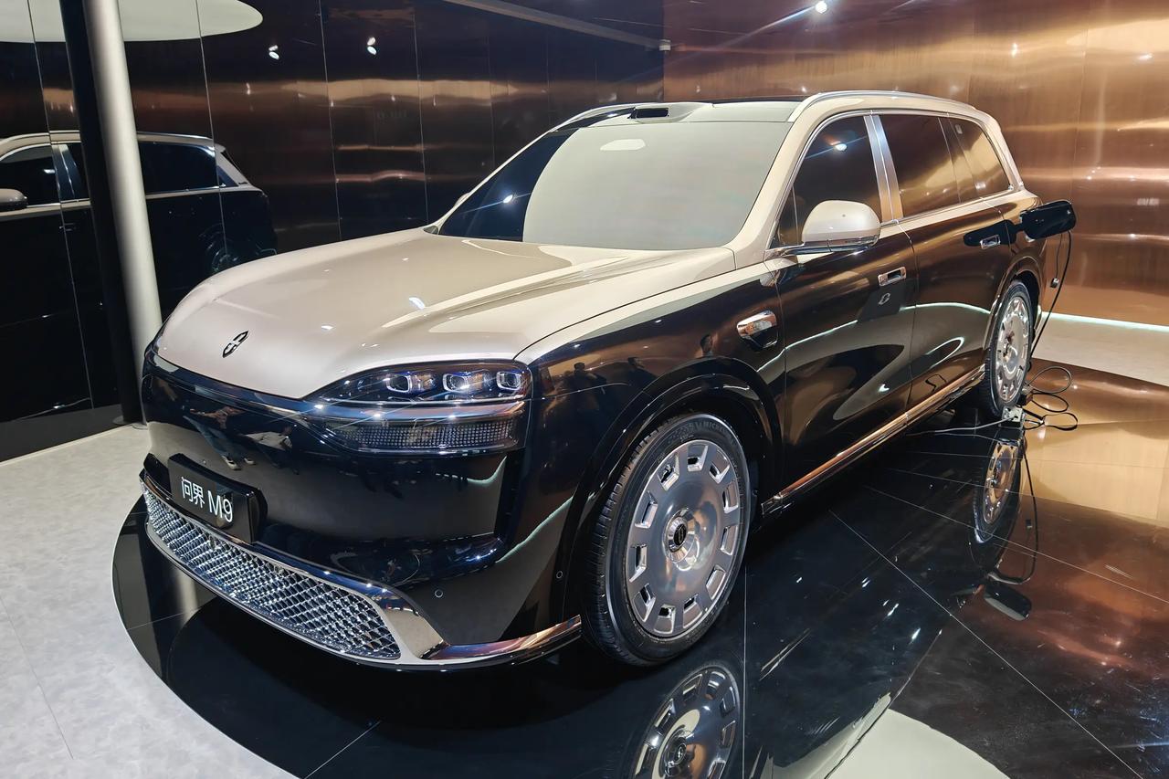 问界M9，领世加长版，预售价66.98万，车长5402mm，轴距3236mm，比