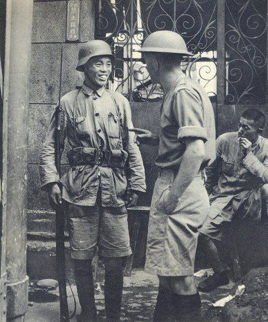 1937年的某个时间，一名英国士兵与一名正在淞沪战场作战的中国士兵聊天。这名中国