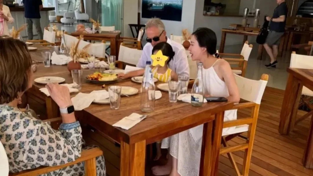 王石一家在国外聚餐，老婆脱鞋吃饭引争议，当着外国人的面好丢人！​​​